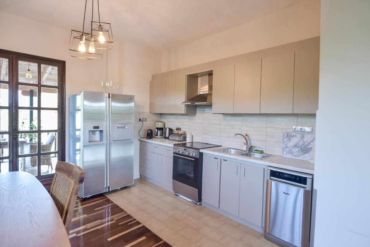 Alexandre Maison Beachfront Gialova Vacation Home Экстерьер фото